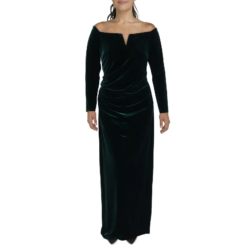 form-fitting dressX by Xscape Womens Plus Velvet Evening Dress